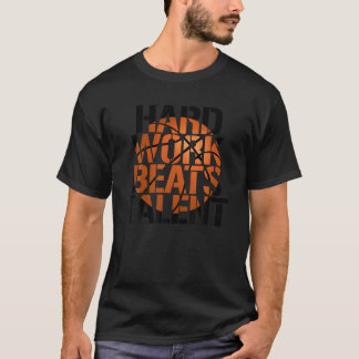 Camiseta Trabalho de duro vence talento jogador de basquete