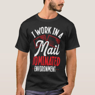 Camiseta Trabalho Em Um Trabalho Postal Dominado Por Correi