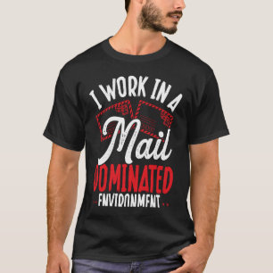 Camiseta Trabalho Em Um Trabalho Postal Dominado Por Correi