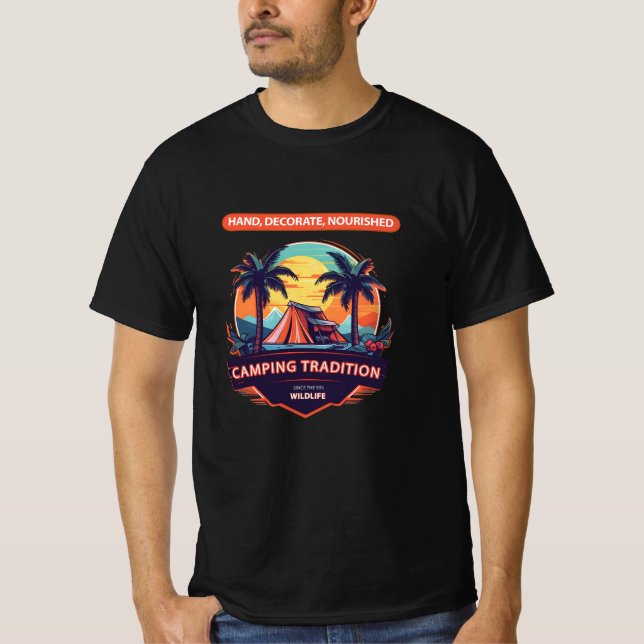 Camiseta Tradição de Camping: Aventura Sunset Sob PalmTree (Frente)