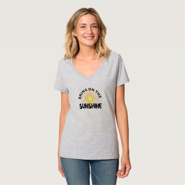 Camiseta Traga o Design Sol - Básico V-Nec das Mulheres (Frente Completa)