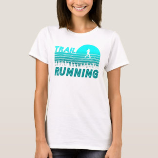 Camiseta Trail Running im blauen Sonnenuntergang mit Wald