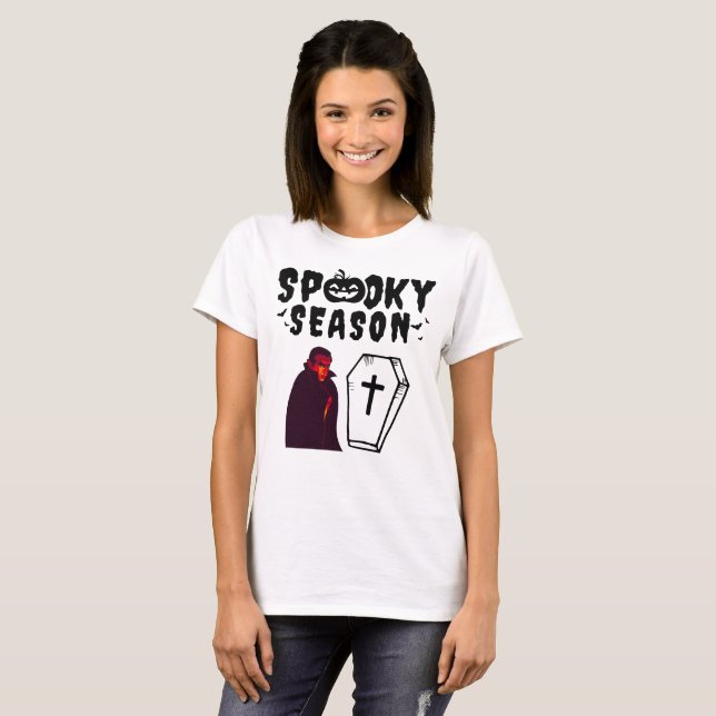 Camiseta Transform Your Halloween Style with Our Spooky Vam (Frente Completa)