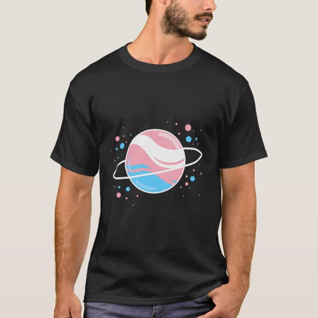 Camiseta Transgênero no Planeta Espacial Externo do Orgulho (Frente)