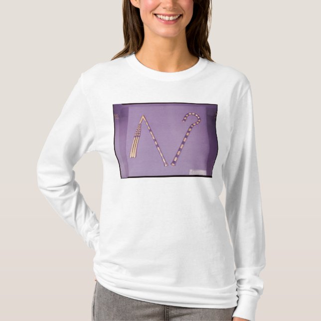 Camiseta Trapaceiro e flail, do túmulo de Tutankhamun (Frente)