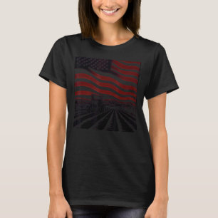 Camiseta Trator patriótico venenoso em uma bandeira fazenda