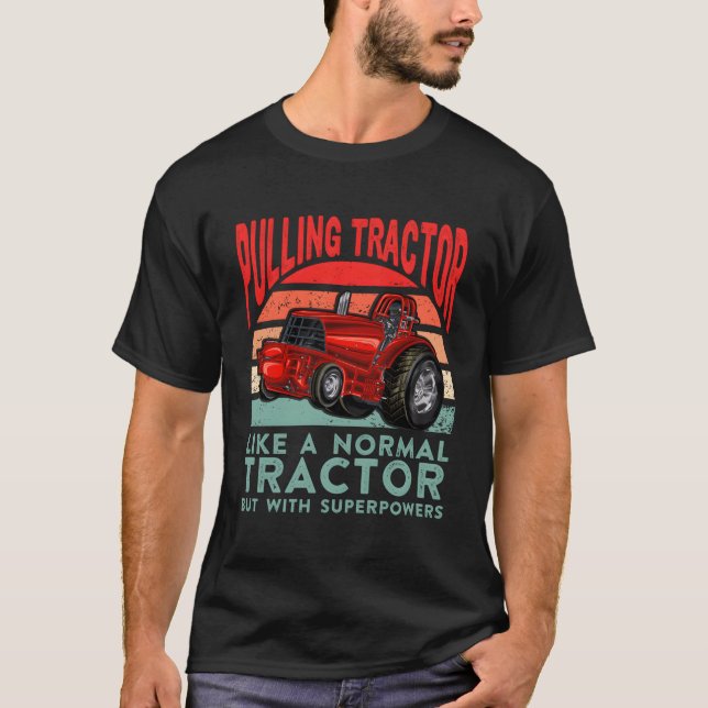 Camiseta Trator Puxando Um Trator Com Traço De Diversão De  (Frente)