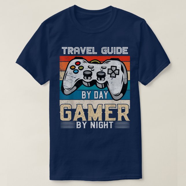 Camiseta Travel guide by day gamer by night video gaming fa (Frente do Design)