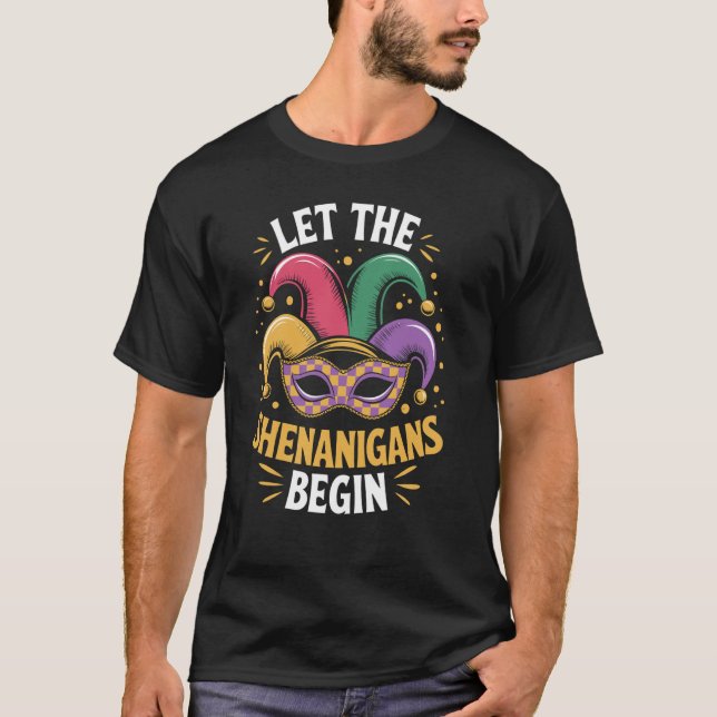 Camiseta Travessuras do Carnaval com Chapéu de Bobo Alegre (Frente)