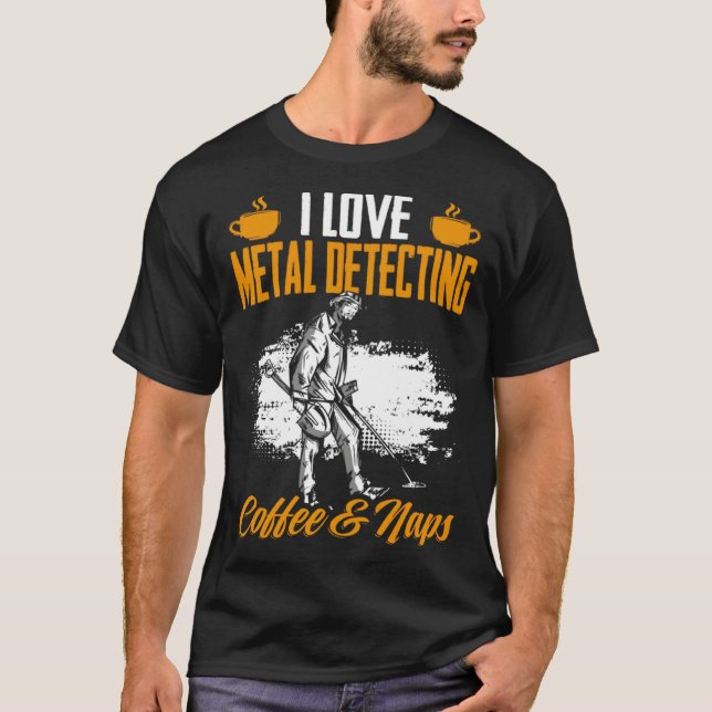 Camiseta Treasure Hunting Coffee And Naps Detectorist Metal (Frente)