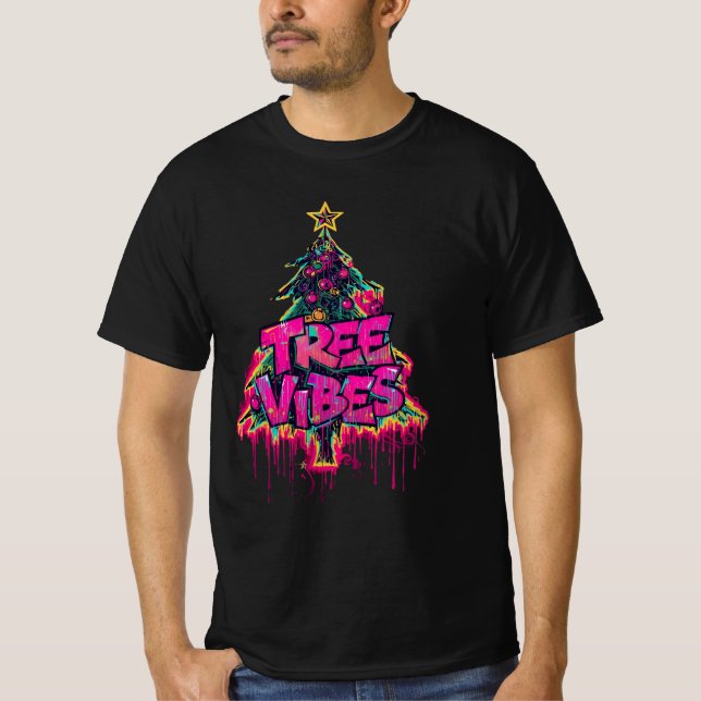 Camiseta Tree Vibes – Graffiti Christmas Tree Design (Frente)