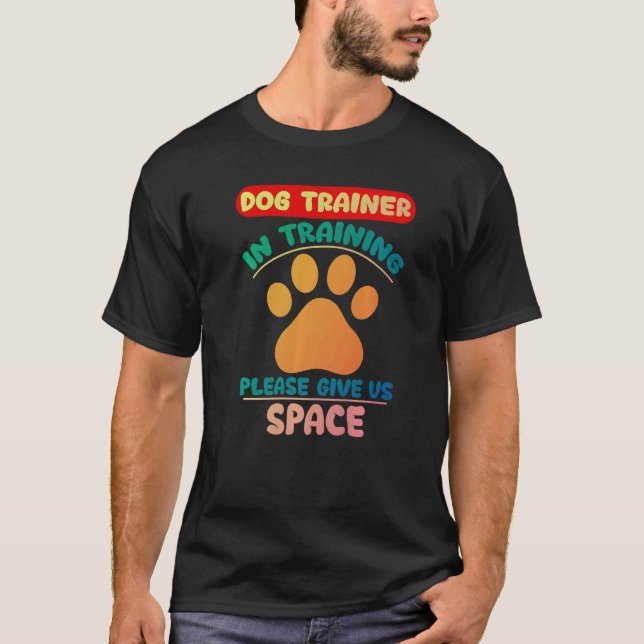 Camiseta Treinador De Cães No Treinamento Por Favor, Dê-Nos (Frente)