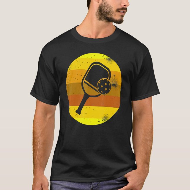 Camiseta Treinador Pickleball Jogador de Pickleball em Rack (Frente)
