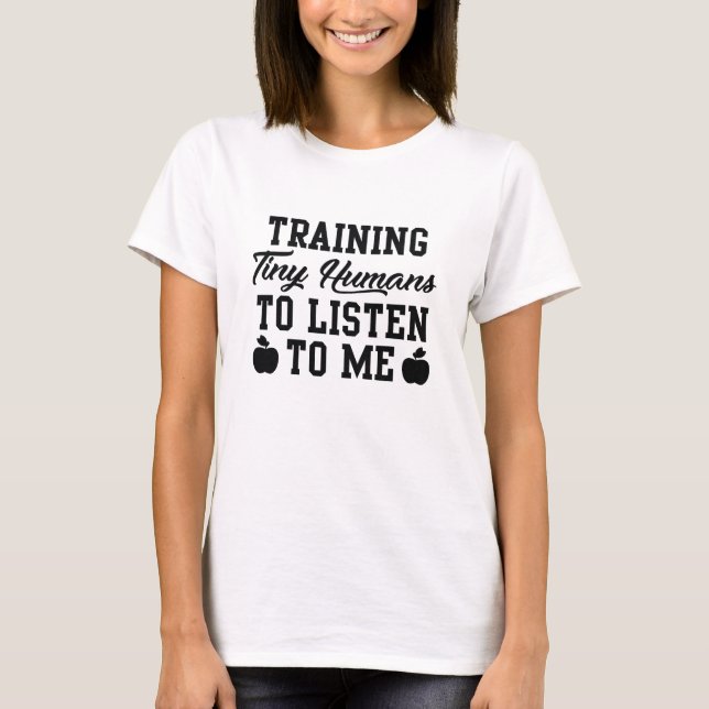 Camiseta Treinando Pequenos Humanos Para Me Ouvir (Frente)
