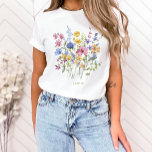 Camiseta Trendy Colorful Wildflower com Monograma<br><div class="desc">Esta camiseta na moda apresenta um buquê de flores silvestres do livro bonito,  em tons de azul,  roxo,  rosa e amarelo com lindas folhas verdes. Adicione seu nome ou monograma.</div>