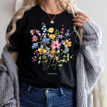 Camiseta Trendy Colorful Wildflower com Monograma<br><div class="desc">Esta camiseta na moda,  escura,  apresenta um buquê de flores silvestres do livro bonito,  em tons de azul,  roxo,  rosa e amarelo com lindas folhas verdes. Adicione seu nome ou monograma.</div>