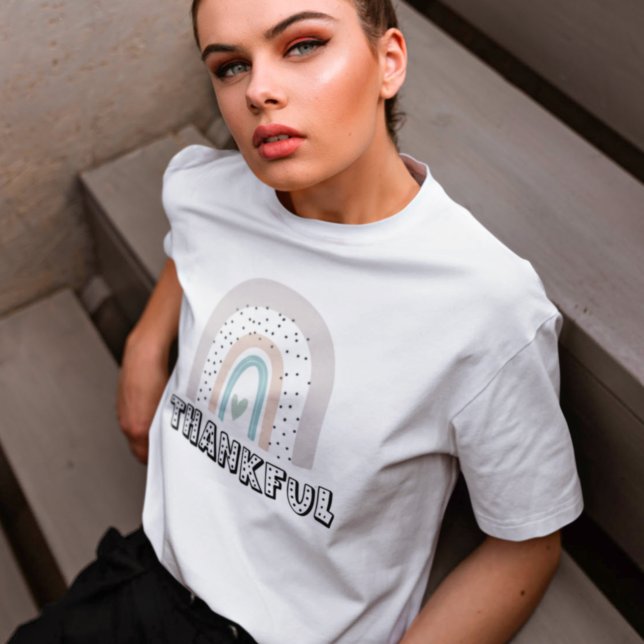 Camiseta Trendy Pastel Rainbow Typografia Graças (Criador carregado)