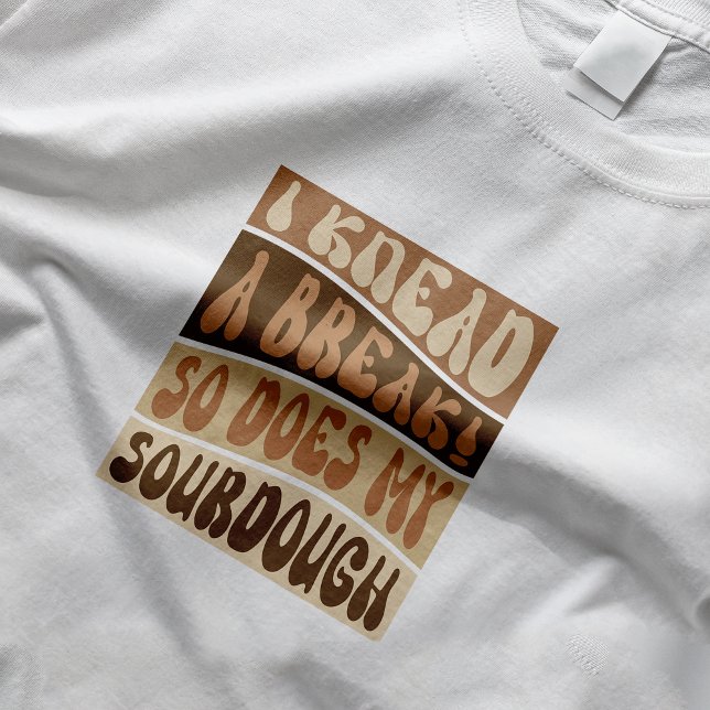 Camiseta Trendy Retro Beige Sourdough Bread Baker Engraçado (Trendy funny bread baker t-shirt design with retro font collage in neutral beige tones)
