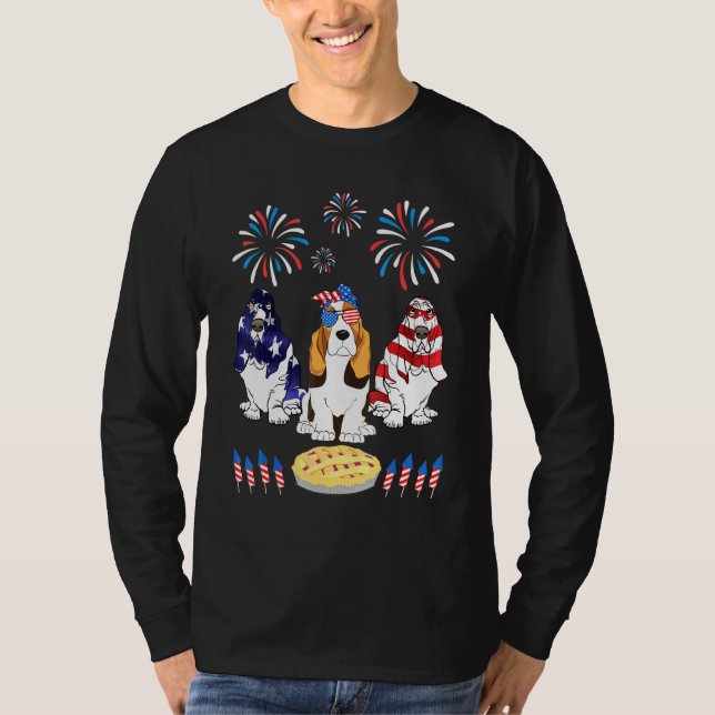 Camiseta Três Cachorros de Caça Basset Dançam-Nos Bandeiras (Frente)