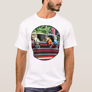 Camiseta Três Capacetes de Fogo no Caminhão-Fogo