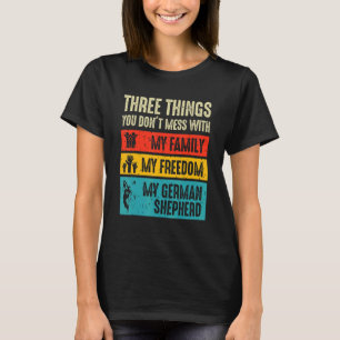 Camiseta Três Coisas que Você Não Brinca com Pastor Alemão