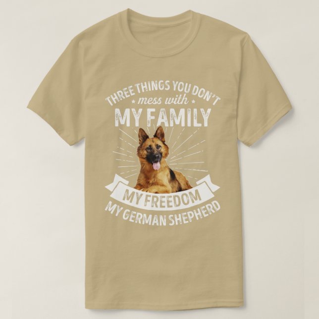 Camiseta Três Coisas Que Você Não Mete Com German shepherd (Frente do Design)