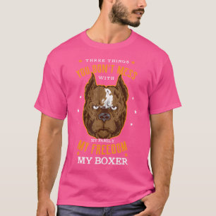Camiseta Três Coisas Que Você Não Mete Com Meus Cães Da Fam