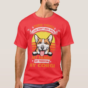 Camiseta Três Coisas Que Você Não Mete Com O Cachorro Engra