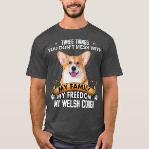 Camiseta Três Coisas Que Você Não Mete Com O Cachorro Galês