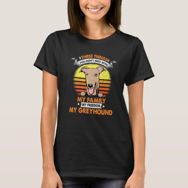 Camiseta Três Coisas Que Você Não Mole Com Greyhound Engraç (Frente)