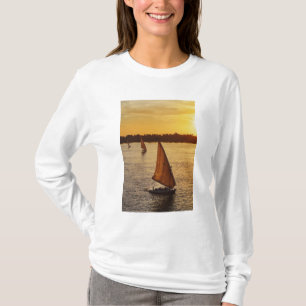 Camiseta Três faluas com turistas no rio Nilo em