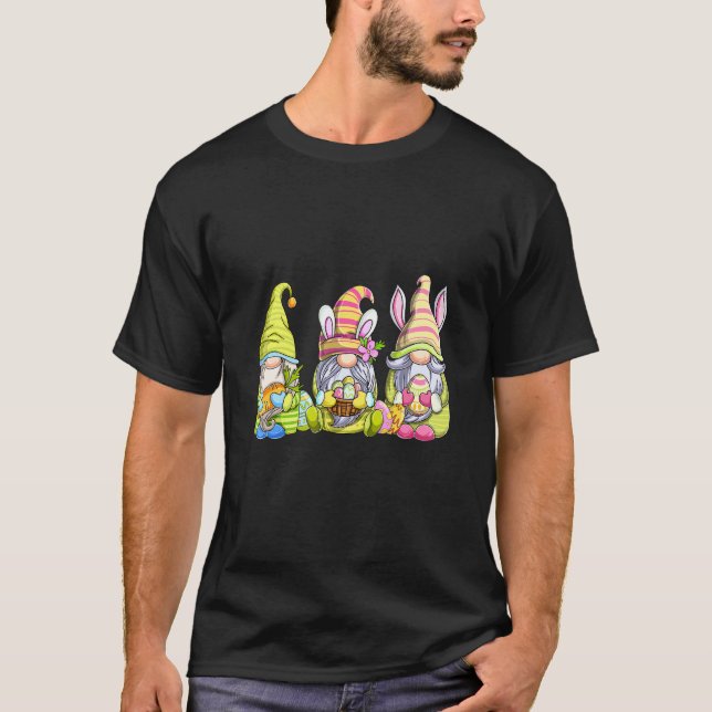 Camiseta Três Gnomos Páscoas Coelhinhos Coelhinhos De Ovo F (Frente)