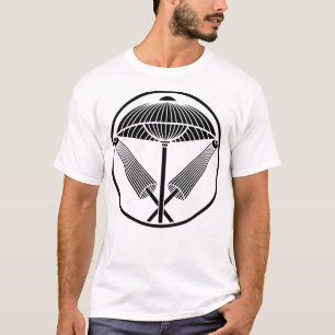 Camiseta Três guarda-chuvas em um anel semelhante a um fio