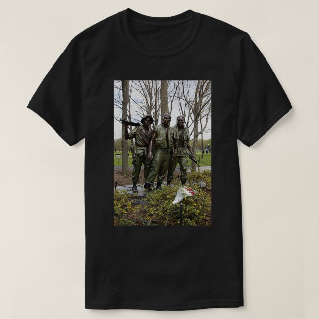 Camiseta Três Homens, estátua Soldado com flores (Frente do Design)
