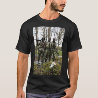 Camiseta Três Homens, estátua Soldado com flores