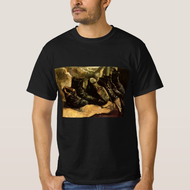 Camiseta Três Pares de Sapatos por Vincent van Gogh (Frente)