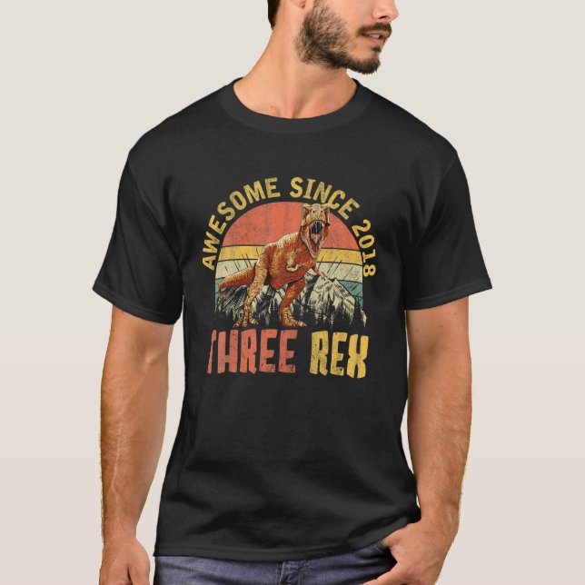 Camiseta Três Rex aniversário de 3 anos Segundo Dinossauro  (Frente)