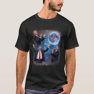 Camiseta Três Trumps Uivando à Lua Meme Estranho Trump