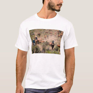 Camiseta Três vaqueiros e vaqueiras conduzindo gado