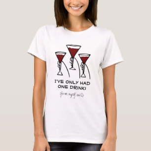Camiseta Três vidros de vinho em desenhos animados das mãos