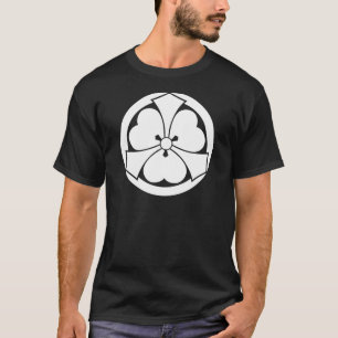 Camiseta Trevo-azedo com espadas salientes em círculo