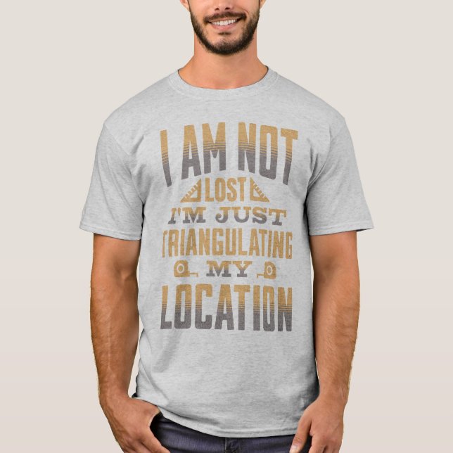 Camiseta Triangulando minha pesquisa de localização engraça (Frente)