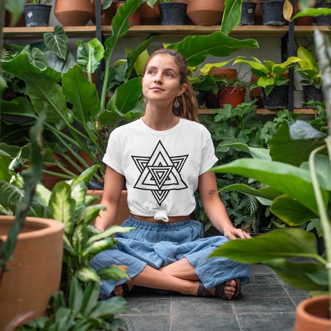 Camiseta Triângulo das linhas de estrelas (Women meditating for peace of mind and posing in her garden.)