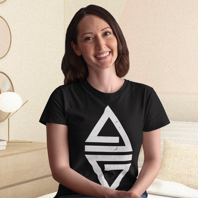Camiseta Triângulo Minimalista (Women sitting and casually posing at her home)