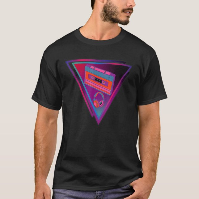 Camiseta Triângulo Vaporwave Synthwave Cassete DJ Cabeça de (Frente)