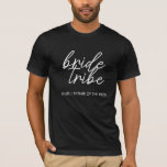 Camiseta Tribo Bride | Pai moderno da noiva<br><div class="desc">Citação simples, moderna e na moda, "Tribo Bride", com letra de script em preto e branco, em estilo de tendência. Os nomes podem ser personalizados com nomes do seu partido noivo. Você pode usá-lo para a noiva, madrinhas, floreiras ou Mãe da Noiva. Os acessórios coordenadores para a noiva da equipe...</div>