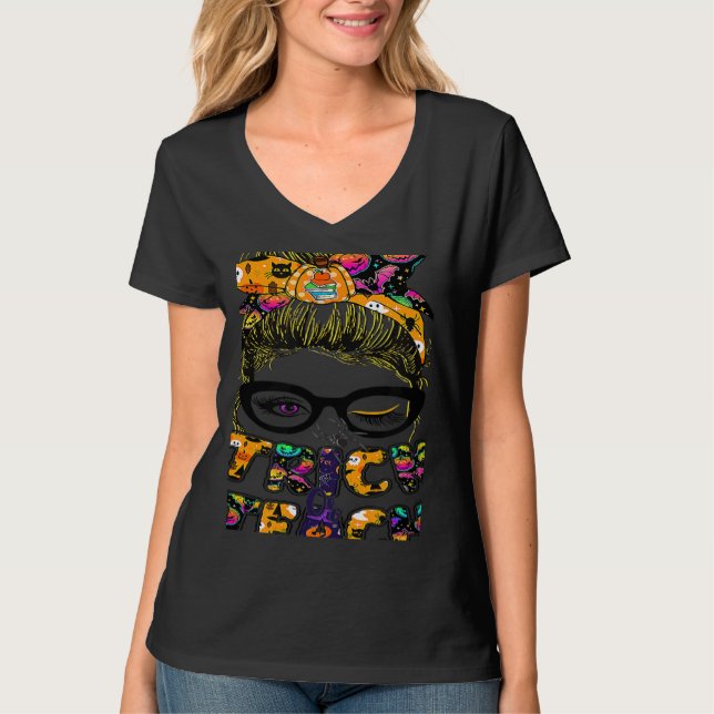 Camiseta Trick Or Teach One Spooky Teacher Messy Bun Hallow (Frente)