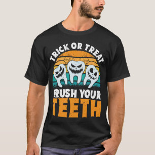Camiseta Trick Or Treat Brush Your Teeth Dentist Pun Hallow