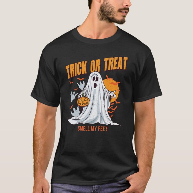 Camiseta Trick or Treat Smell My Feet Ghost Halloween (Frente)