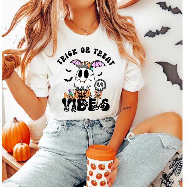 Camiseta Trick ou Tratar as Vibes Retro Ghost Candy Hallowe (Criador carregado)